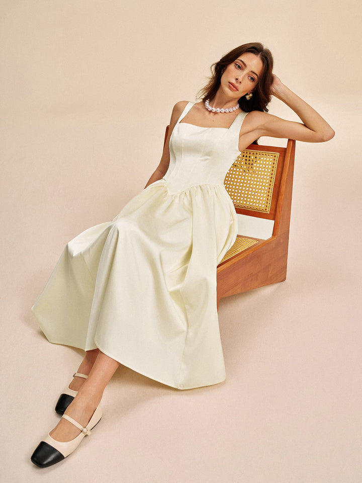 Kleid mit quadratischem Ausschnitt und Falten