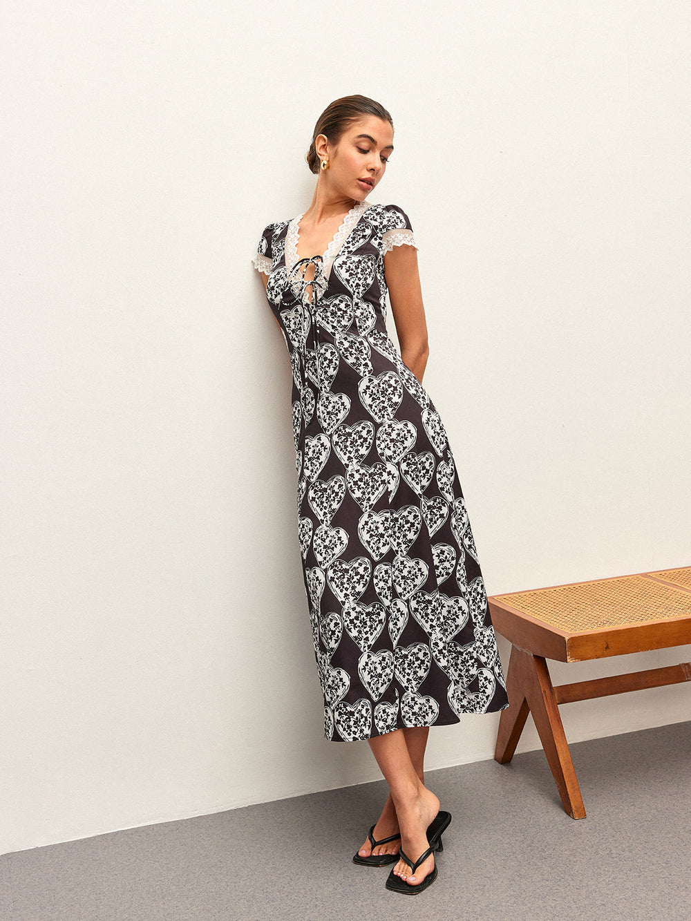 Blumenkleid mit V-Ausschnitt und Schleifenbindern