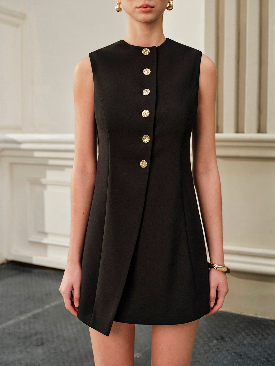Asymmetrisches Kleid mit Rückenschnürung und Metallknöpfen