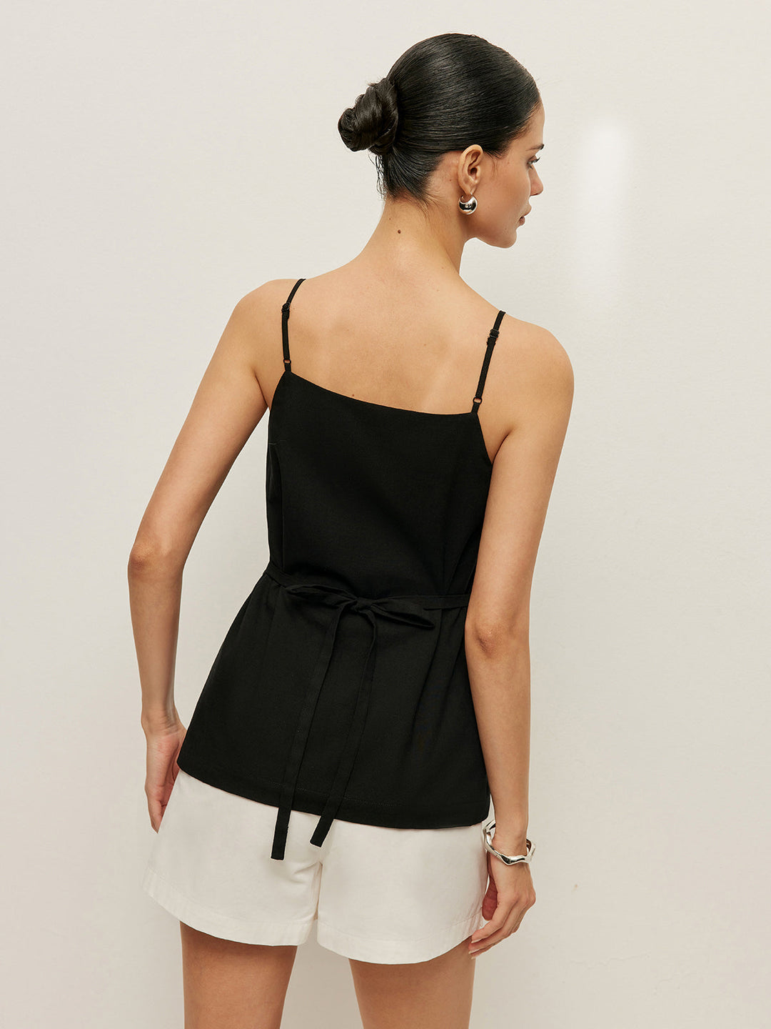 Baumwoll-Tanktop mit Knopf und Rückenschleife