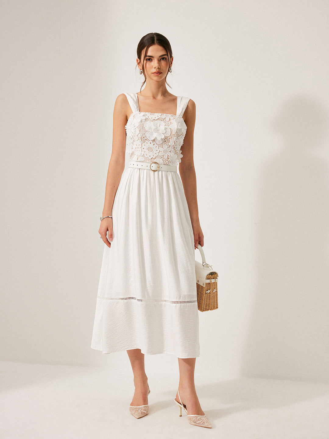 Baumwoll-Kleid mit Blumenspitze und Gürtel