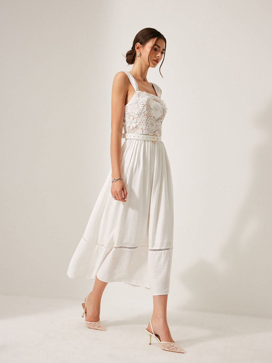 Baumwoll-Kleid mit Blumenspitze und Gürtel