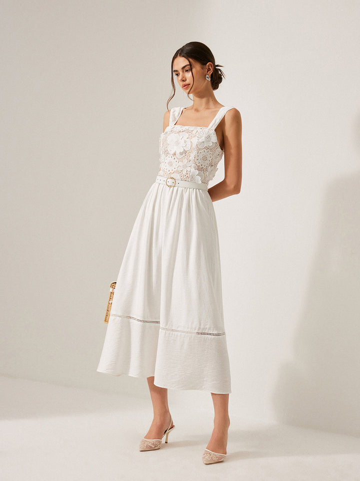 Baumwoll-Kleid mit Blumenspitze und Gürtel