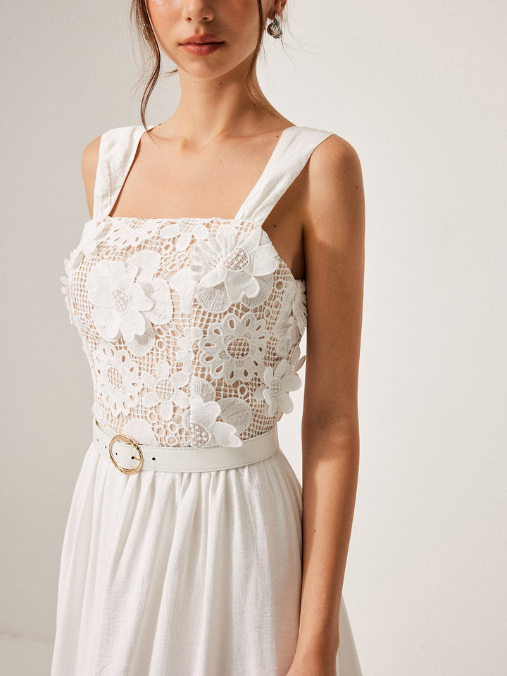 Baumwoll-Kleid mit Blumenspitze und Gürtel
