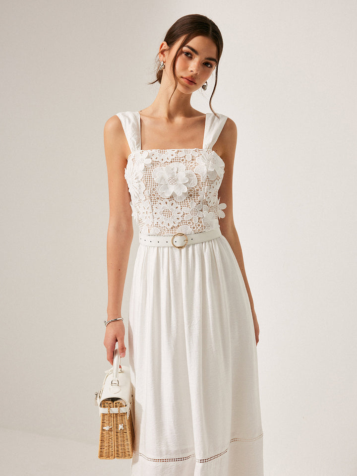 Baumwoll-Kleid mit Blumenspitze und Gürtel