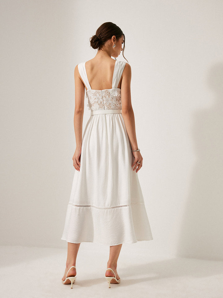 Baumwoll-Kleid mit Blumenspitze und Gürtel