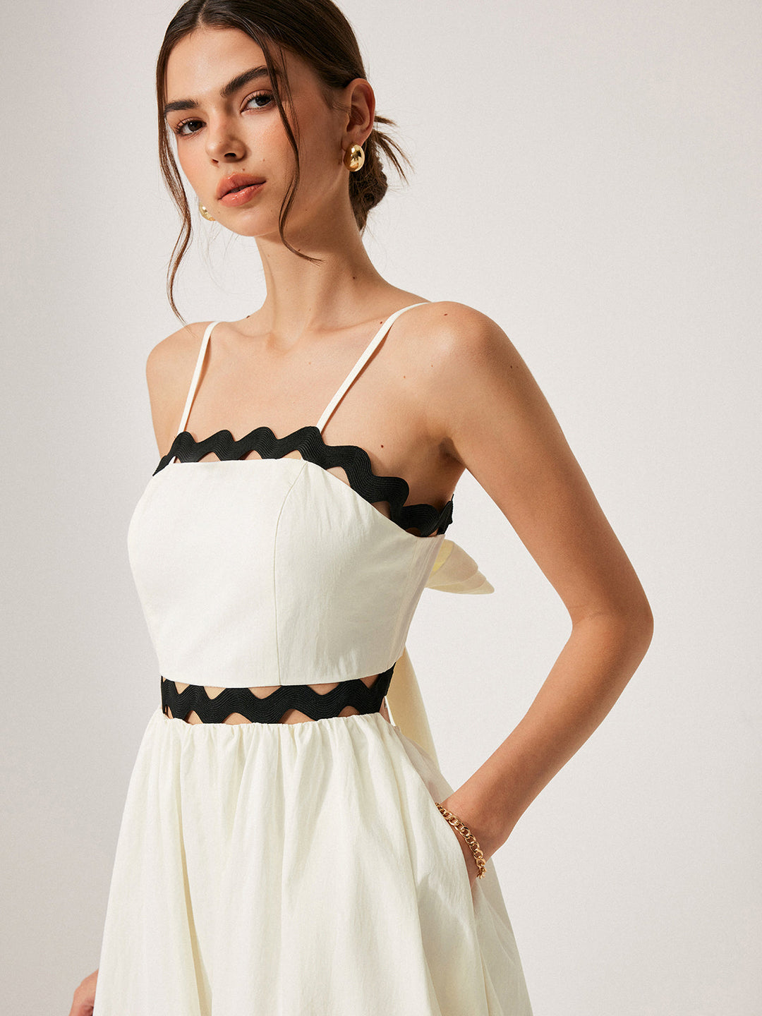 Kleid mit Muschelsaum und Rückschnürung