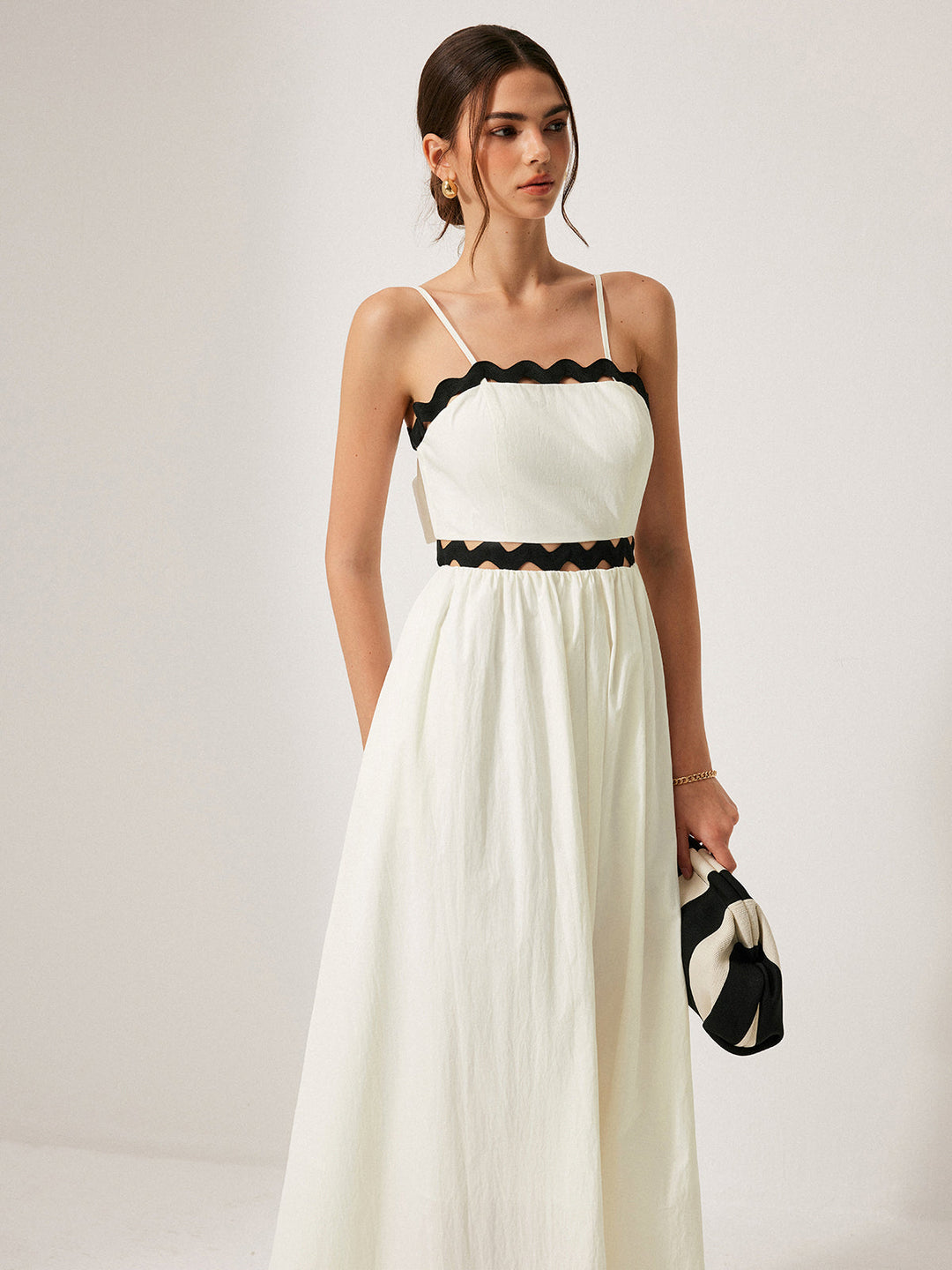 Kleid mit Muschelsaum und Rückschnürung