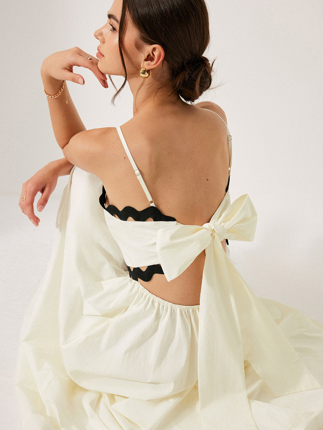 Kleid mit Muschelsaum und Rückschnürung