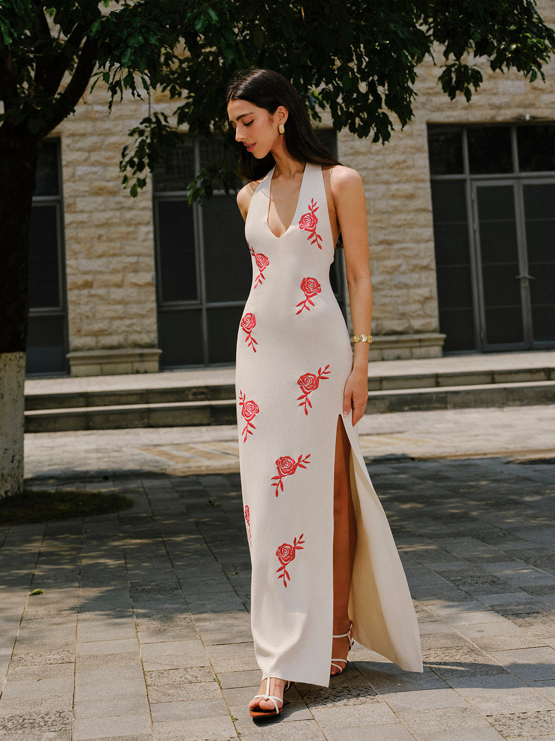 Gesticktes gespaltenes Strick-Halter-Kleid