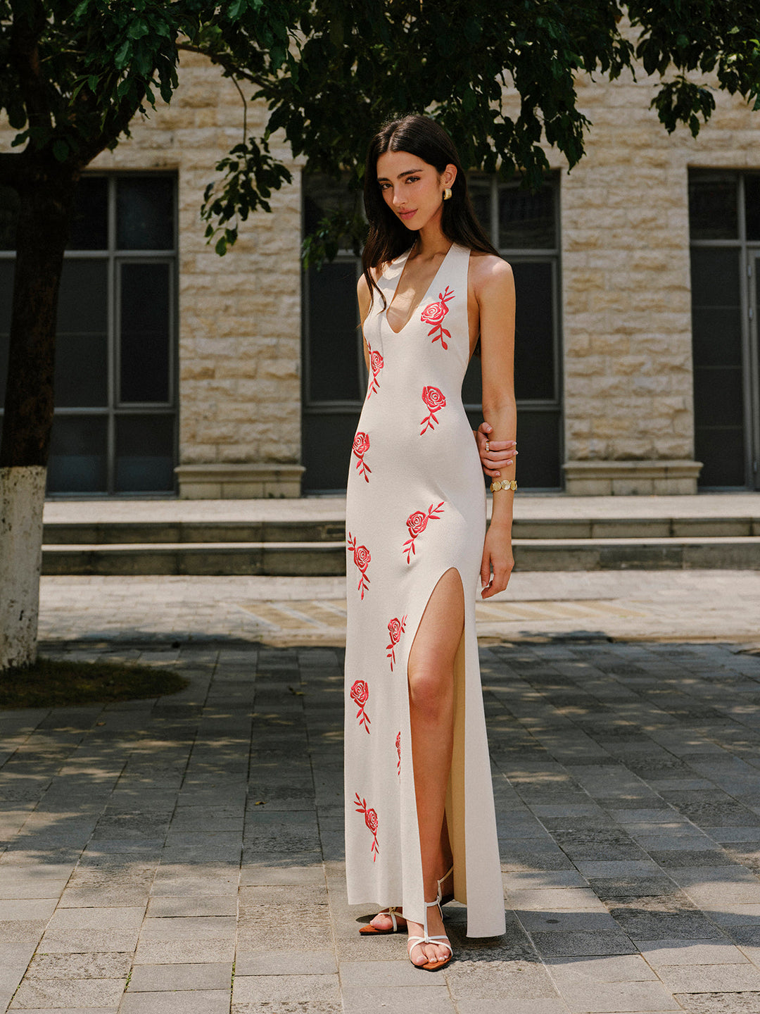 Gesticktes gespaltenes Strick-Halter-Kleid