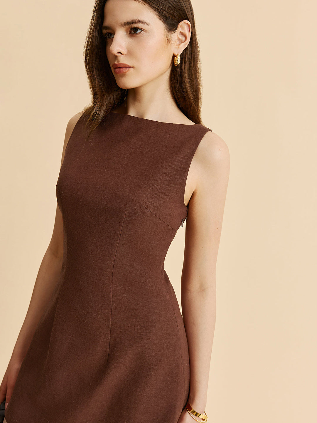 Kleid mit tiefem Rücken und ausgestelltem Rock