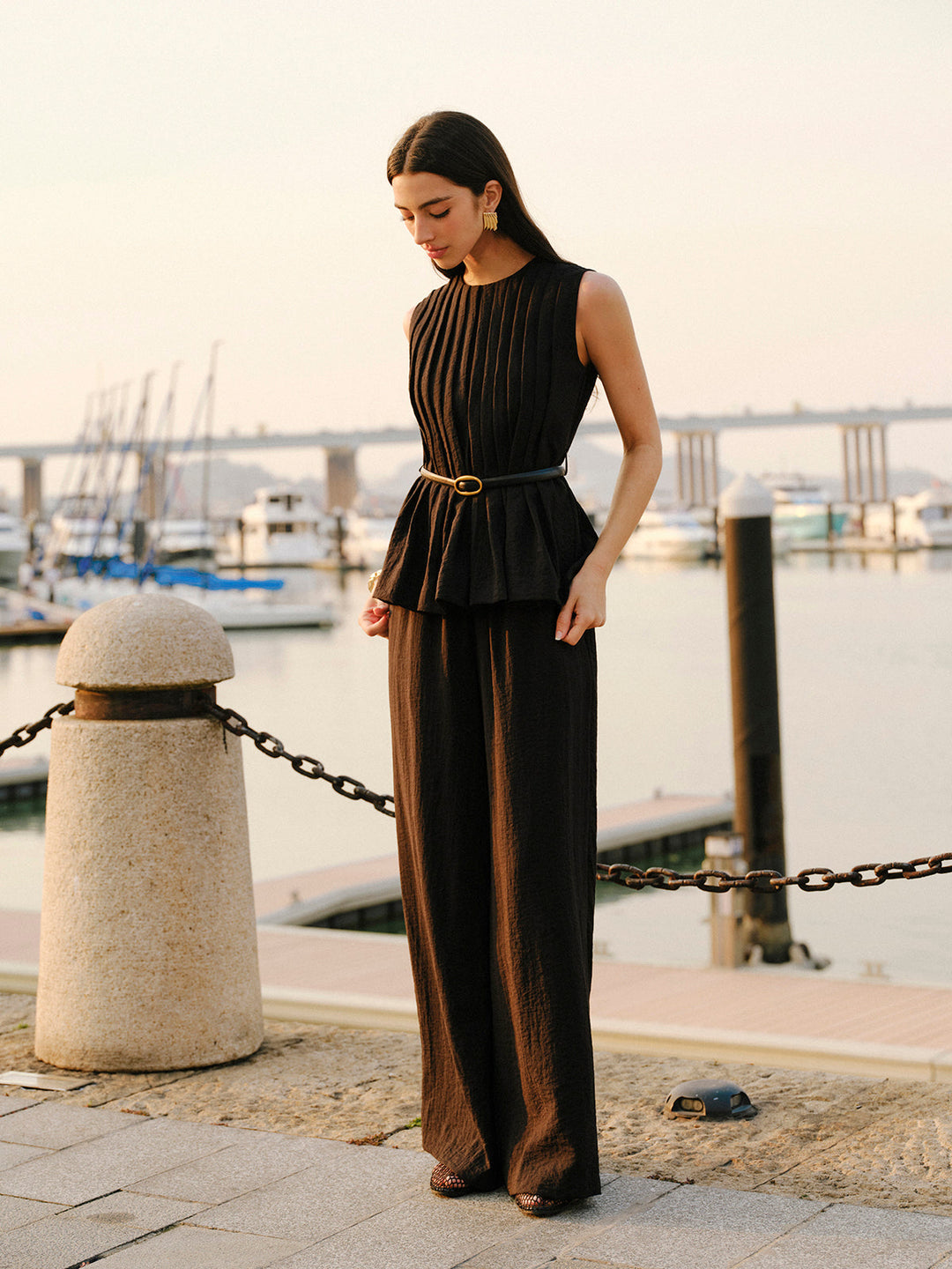 Peplum-Oberteil mit ausgestellter Hose und Gürtel