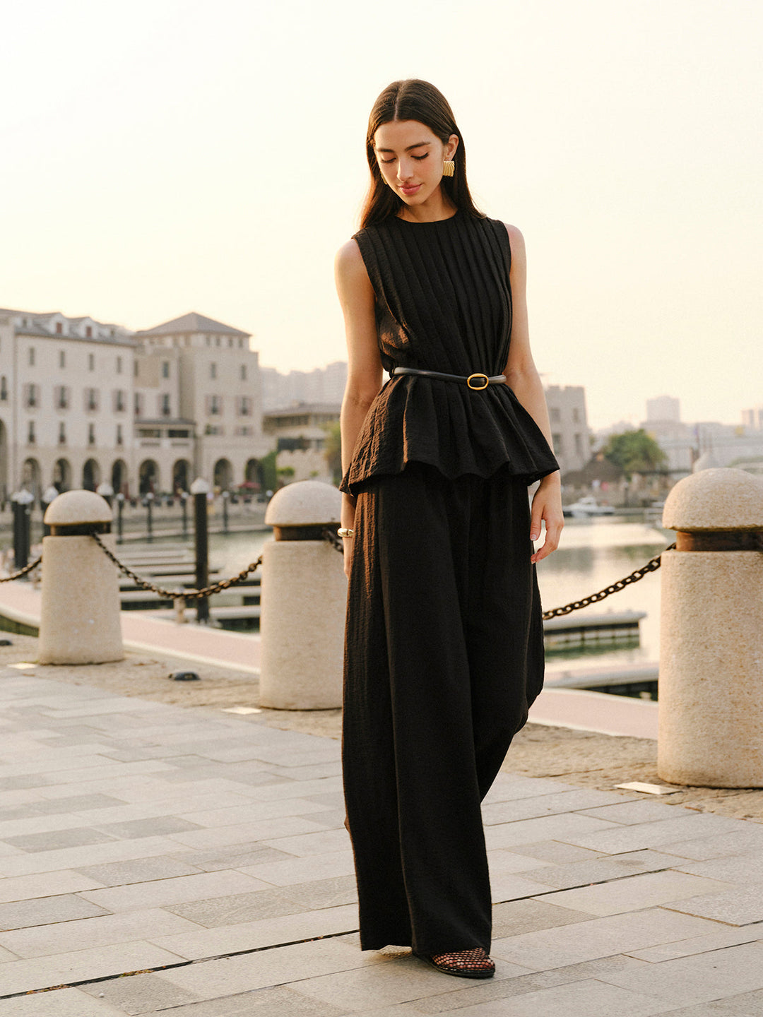 Peplum-Oberteil mit ausgestellter Hose und Gürtel