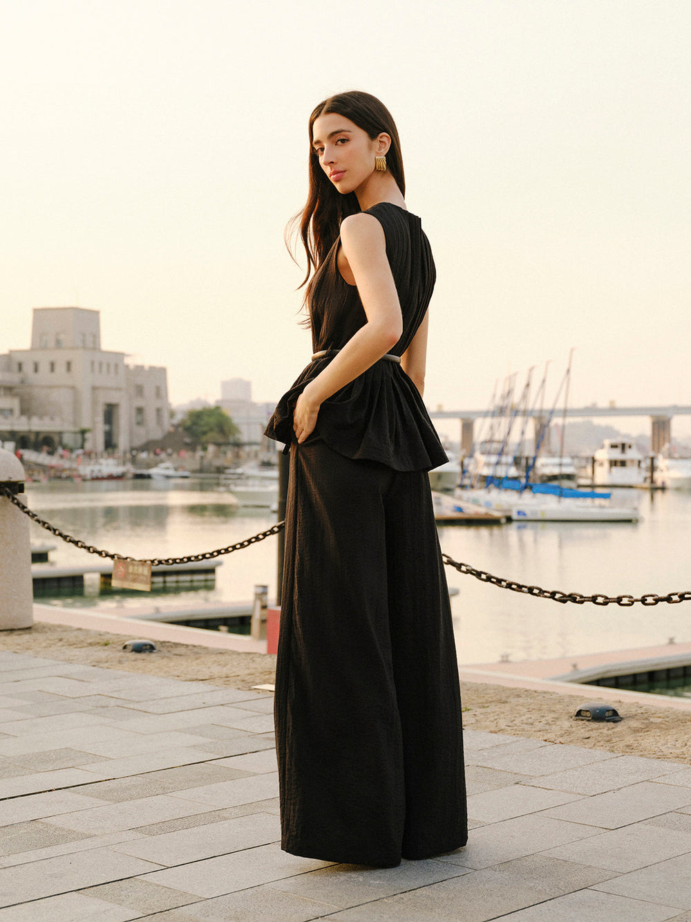 Peplum-Oberteil mit ausgestellter Hose und Gürtel