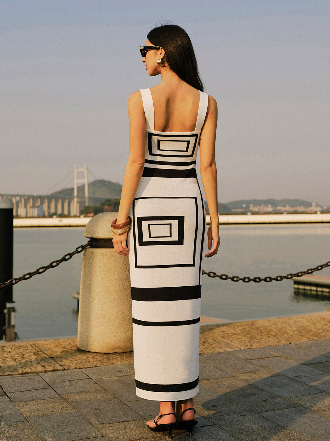 Geometrischer Pulloverkleid mit quadratischem Ausschnitt