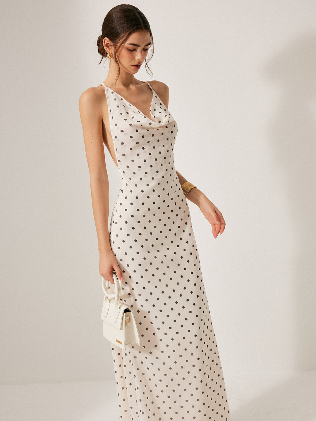 Chiffon rückenfreies gepunktetes Bindekleid