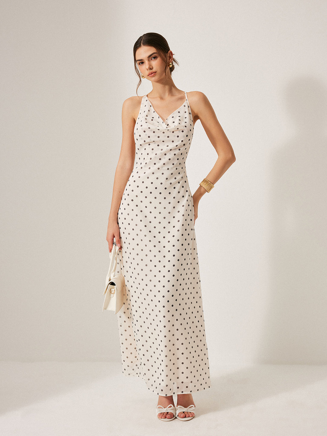 Chiffon rückenfreies gepunktetes Bindekleid