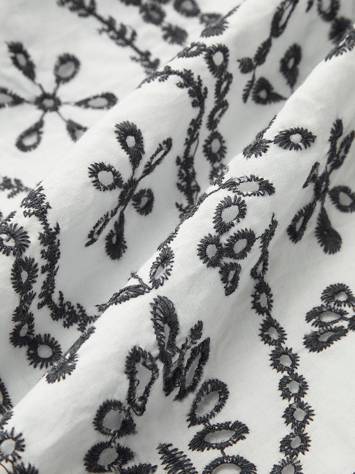 Besticktes Kleid mit V-Ausschnitt und Gürtel