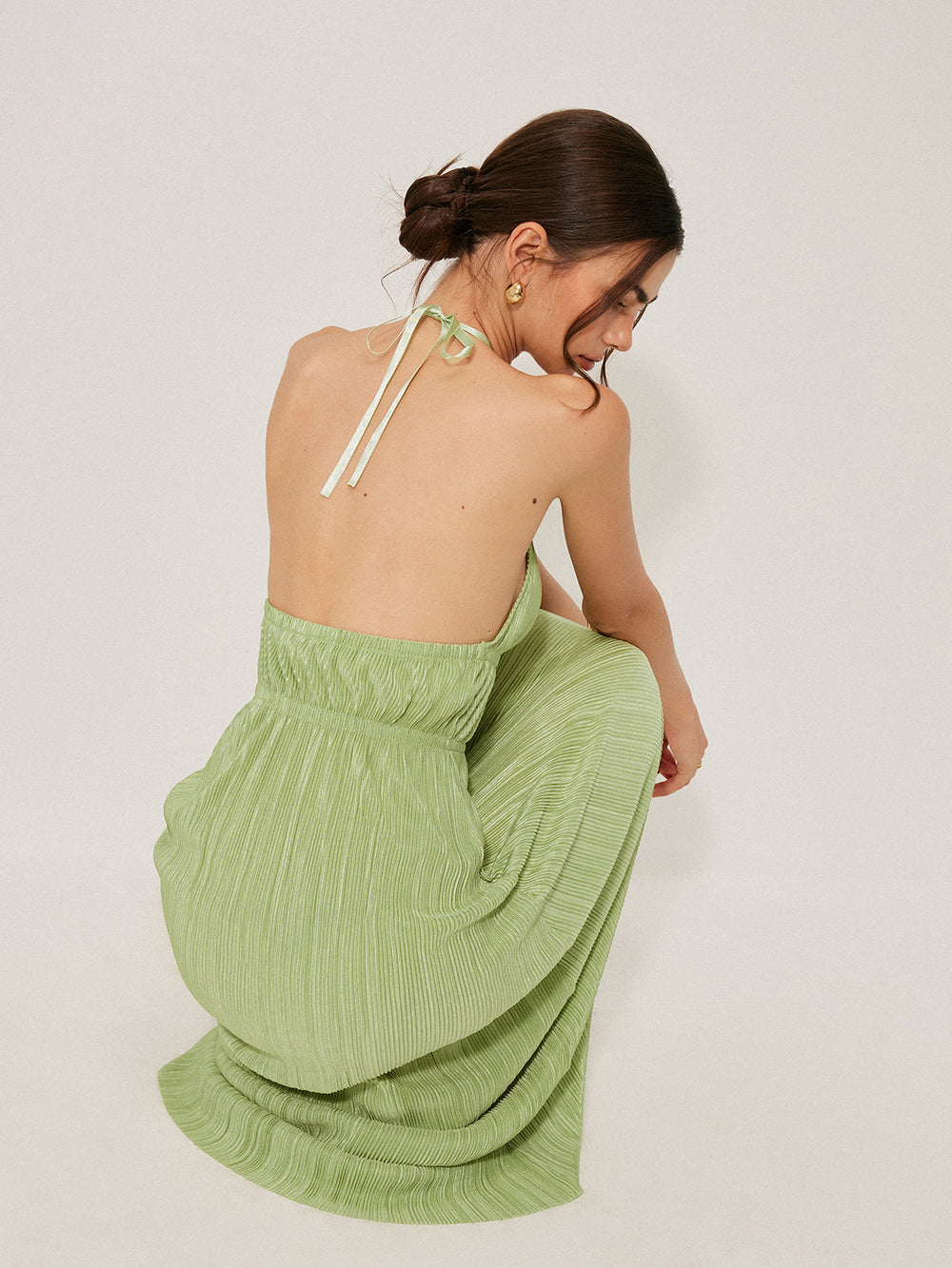 Plissiertes Neckholder-Kleid mit Rückenausschnitt