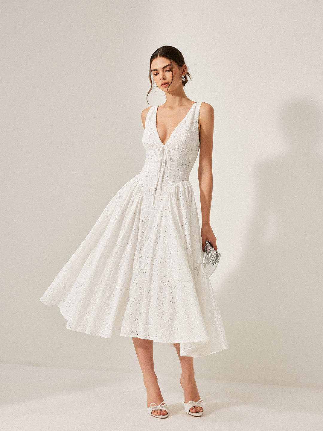 Baumwoll-Spitzenkleid mit Schnürung am Rücken