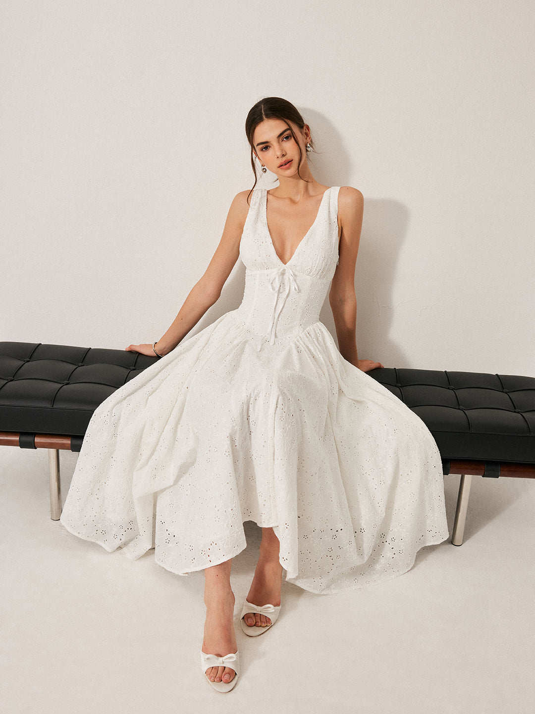 Baumwoll-Spitzenkleid mit Schnürung am Rücken