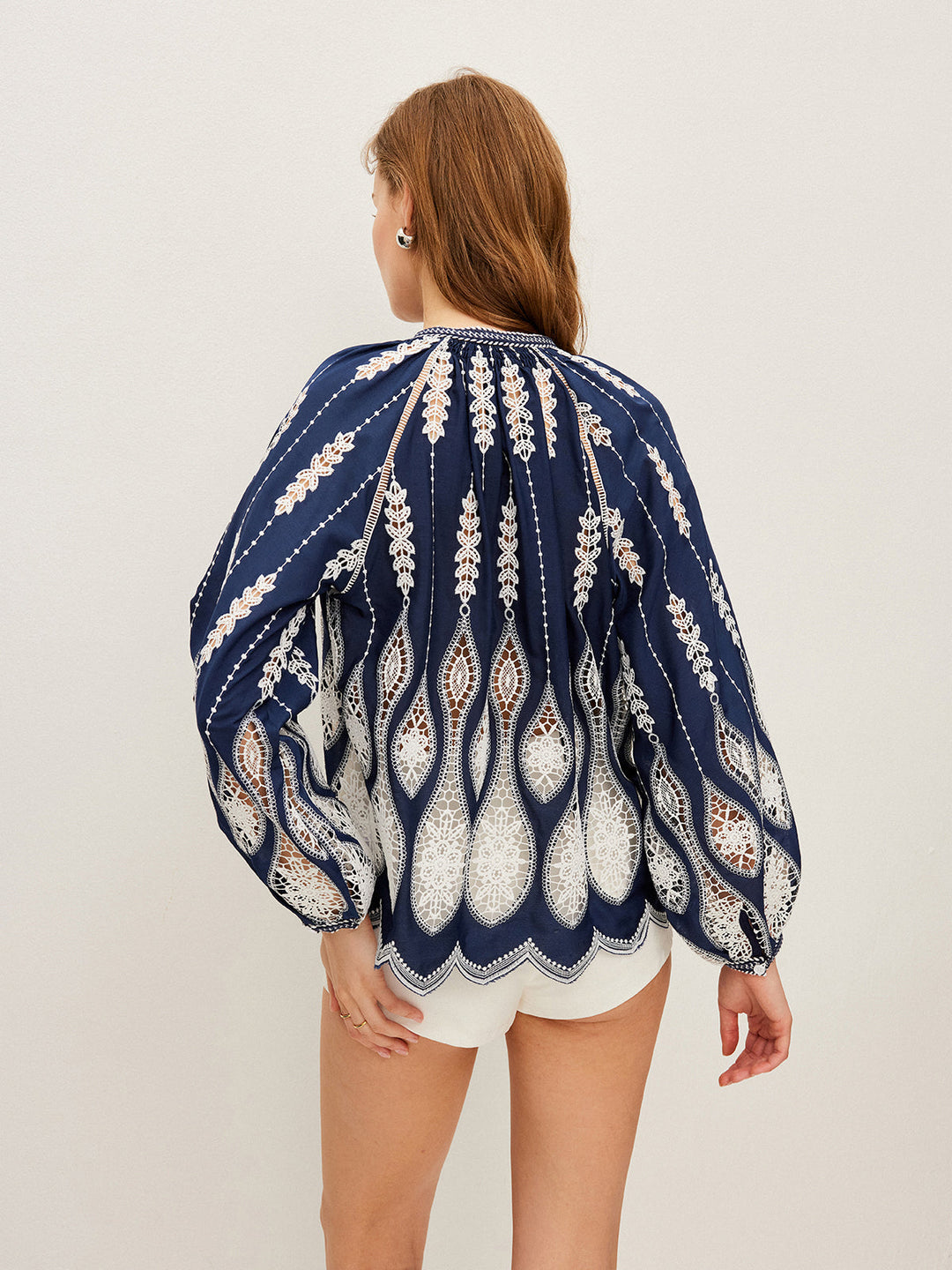 Bluse mit Bindekragen und durchbrochener Stickerei