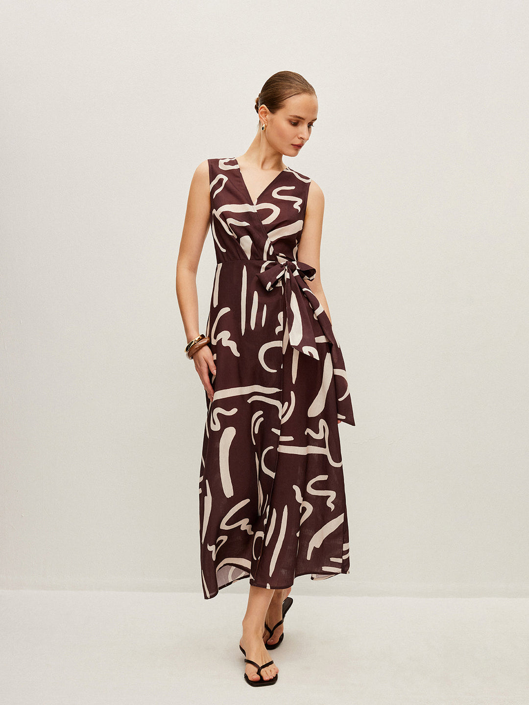 Abstrakt bedrucktes Wickelkleid mit Bindegürtel