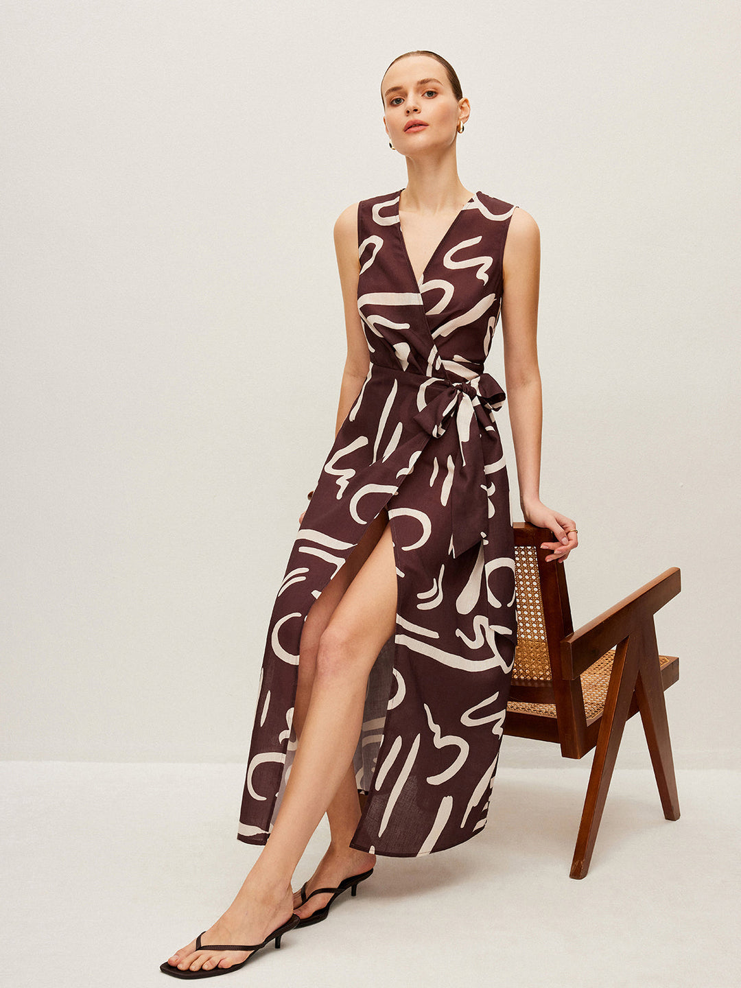 Abstrakt bedrucktes Wickelkleid mit Bindegürtel
