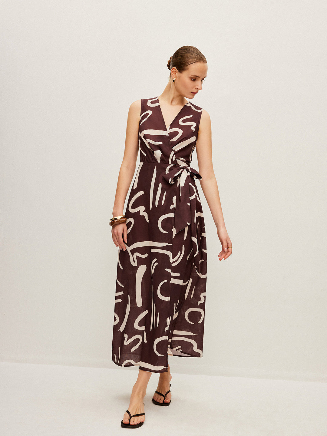 Abstrakt bedrucktes Wickelkleid mit Bindegürtel