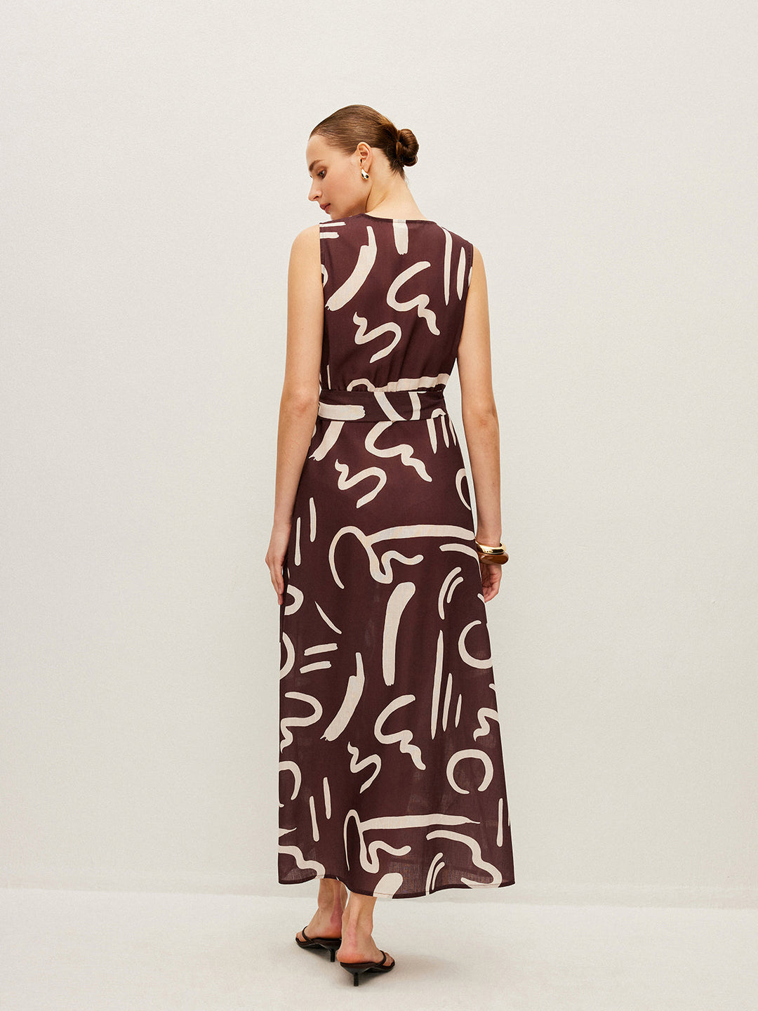 Abstrakt bedrucktes Wickelkleid mit Bindegürtel
