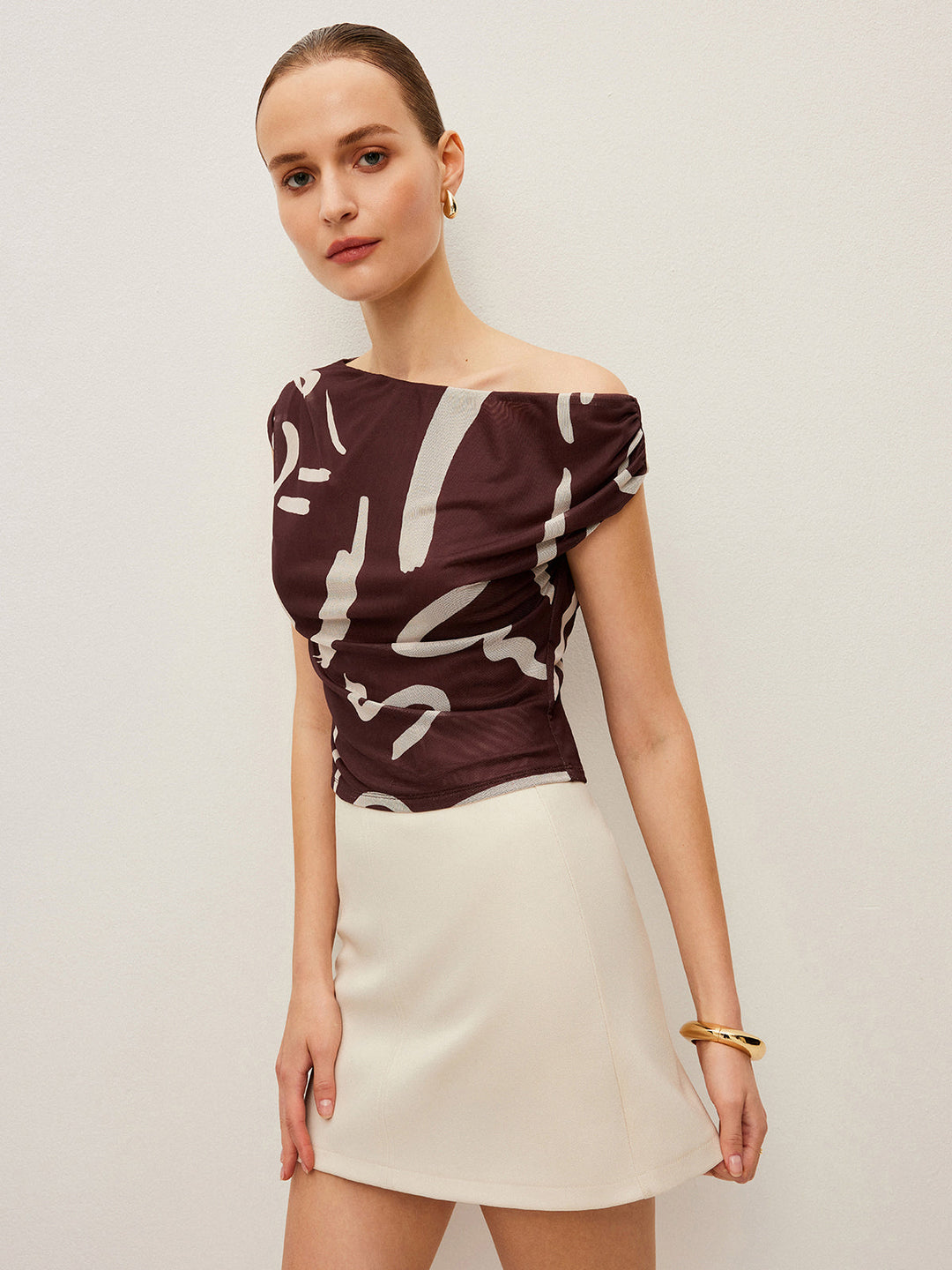 Abstrakt bedrucktes Off-Shoulder-Oberteil