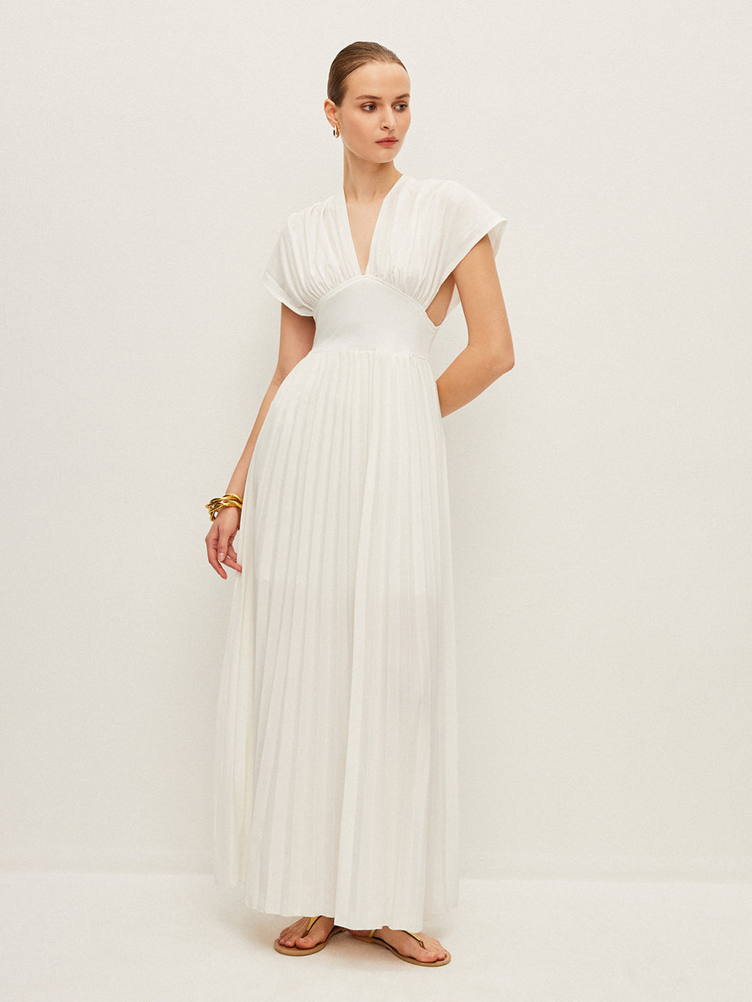 Kleid mit Falten und kurzen Ärmeln