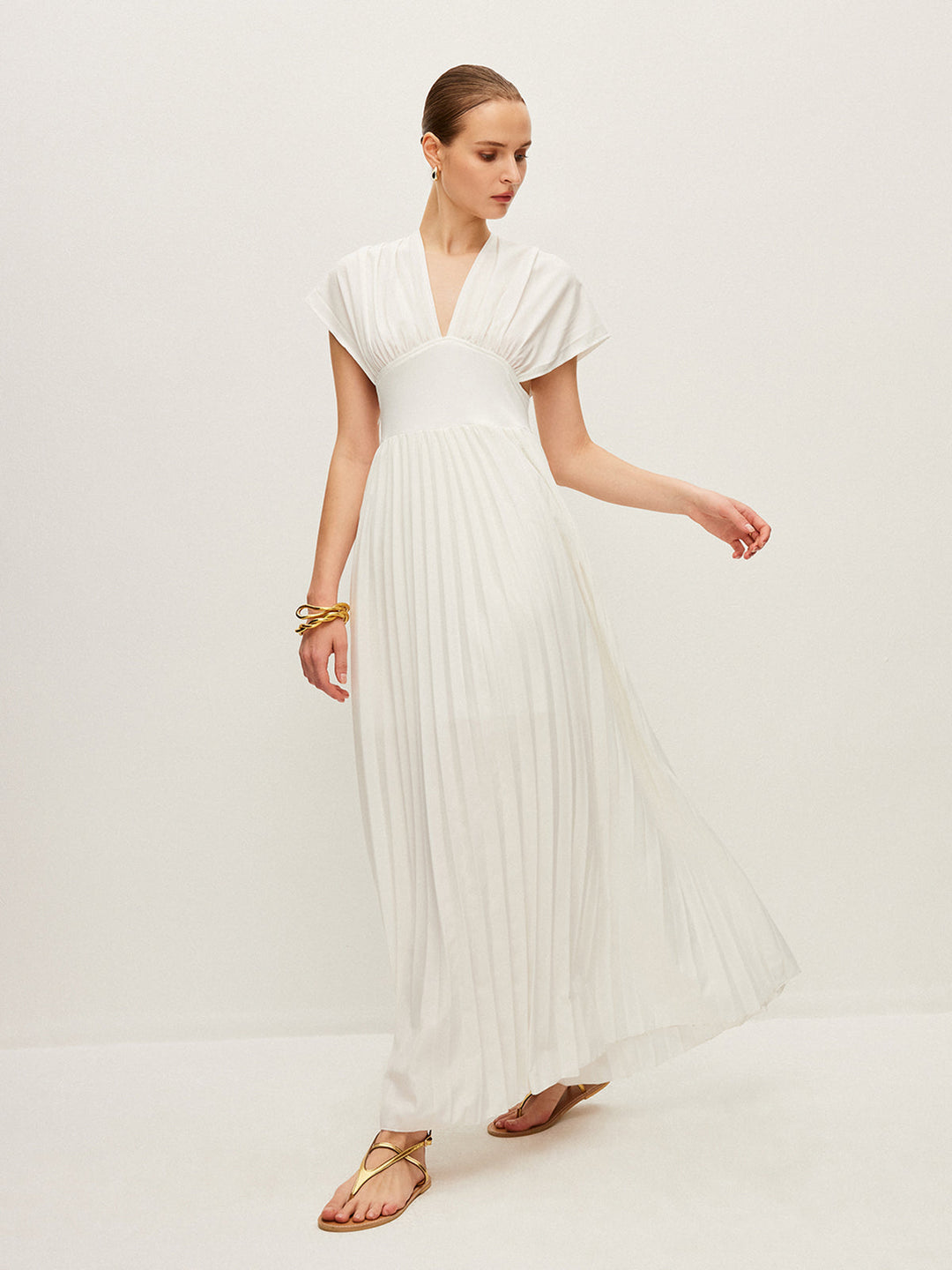 Kleid mit Falten und kurzen Ärmeln