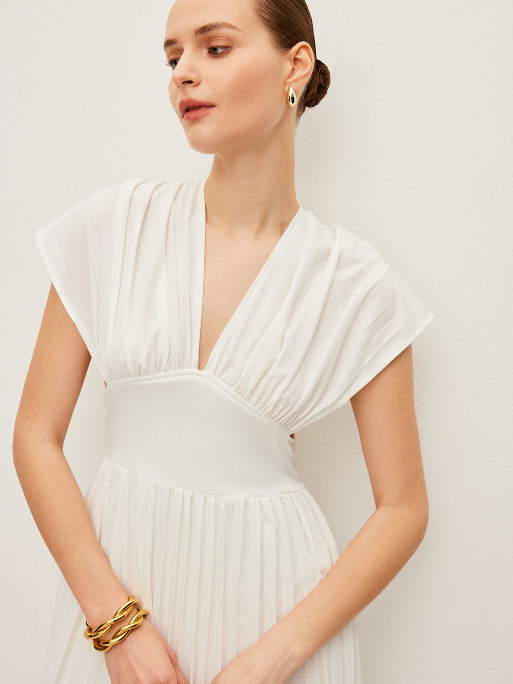 Kleid mit Falten und kurzen Ärmeln