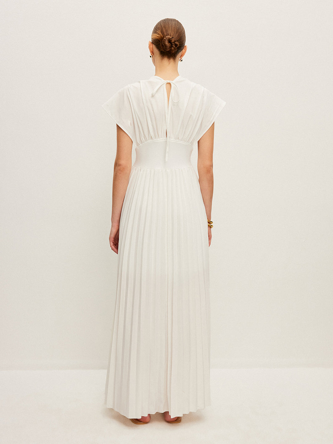 Kleid mit Falten und kurzen Ärmeln