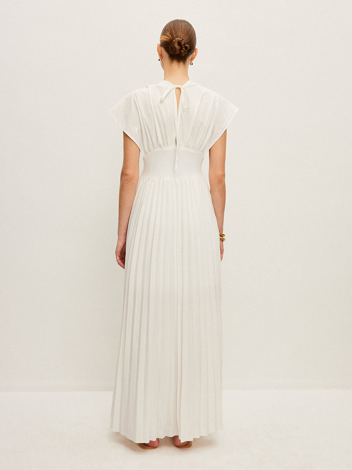Kleid mit Falten und kurzen Ärmeln