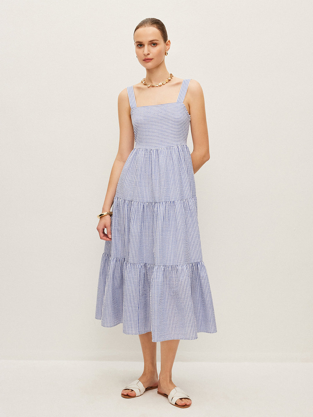 Gestreiftes ärmelloses Kleid mit Knopfdetail