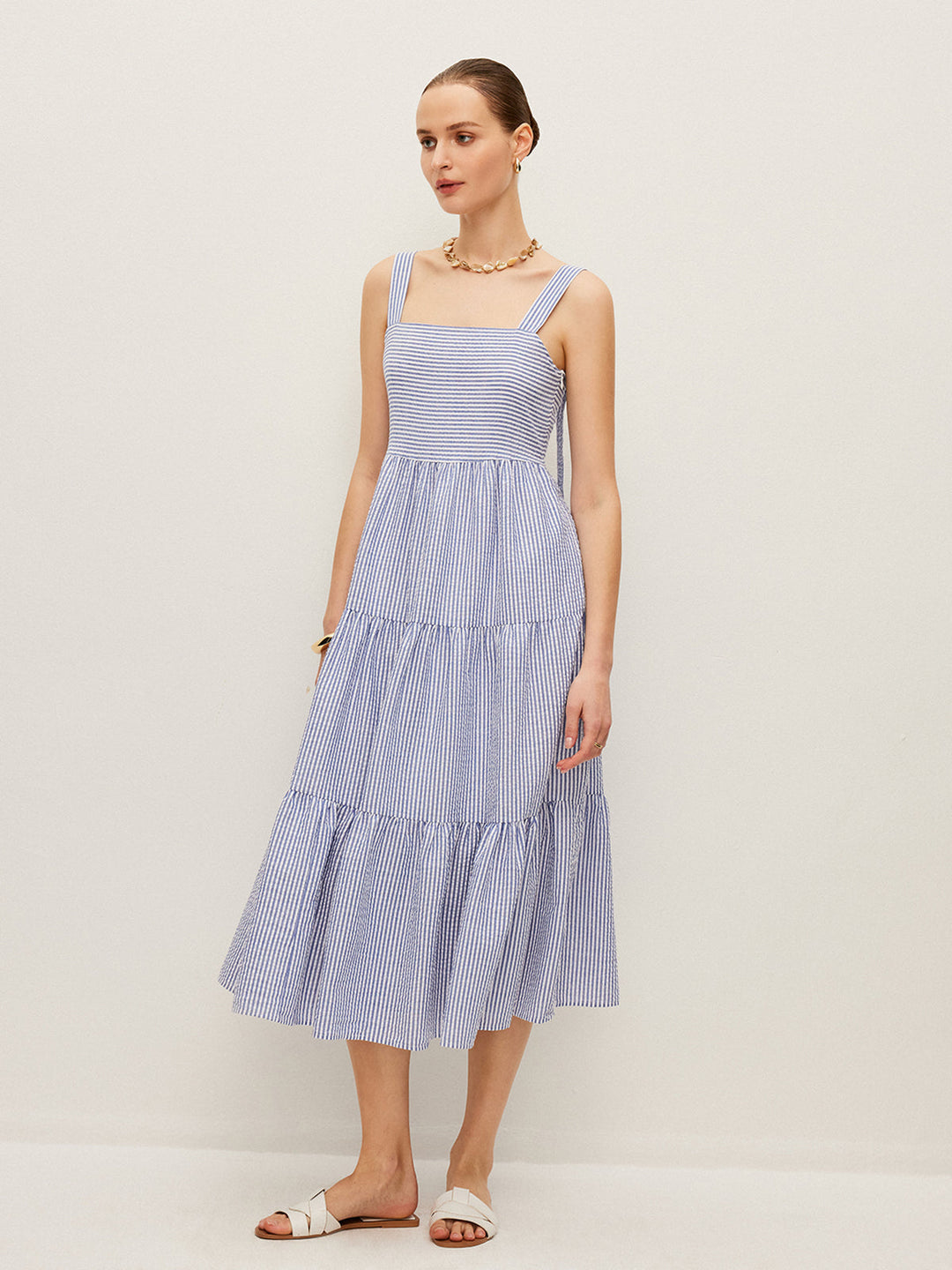 Gestreiftes ärmelloses Kleid mit Knopfdetail