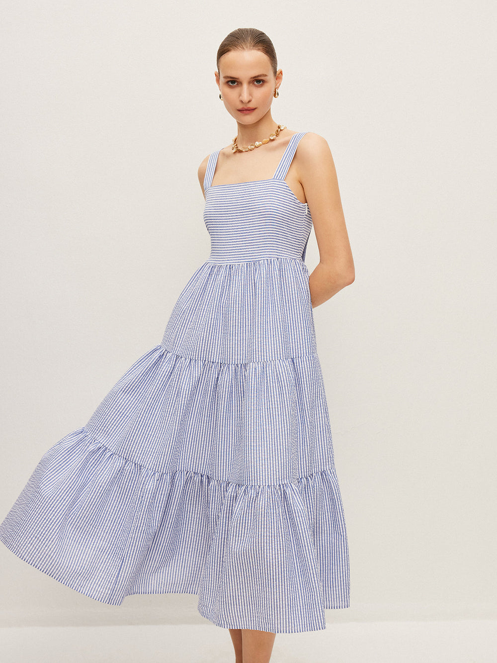 Gestreiftes ärmelloses Kleid mit Knopfdetail