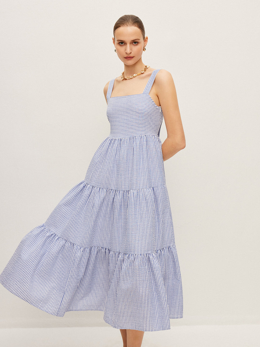 Gestreiftes ärmelloses Kleid mit Knopfdetail