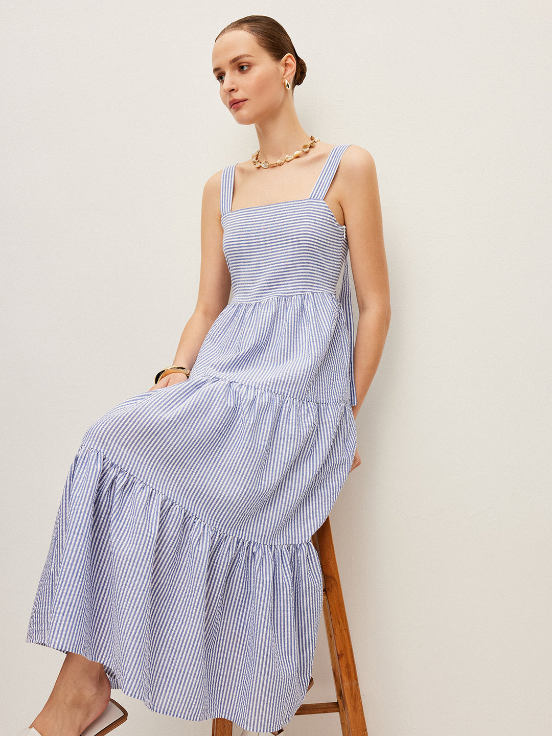 Gestreiftes ärmelloses Kleid mit Knopfdetail