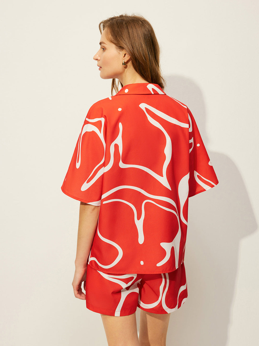 Abstrakt bedrucktes Hemd mit Shorts-Set