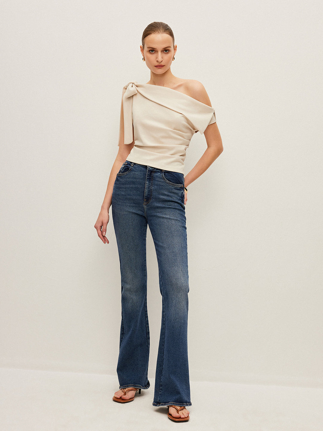 One-Shoulder-Oberteil mit Schleifendetaill