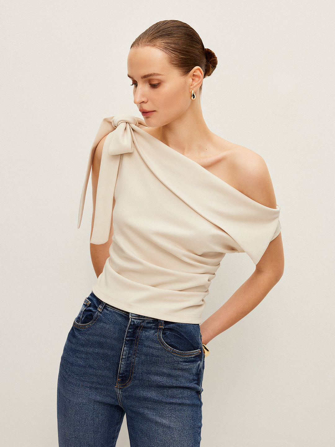 One-Shoulder-Oberteil mit Schleifendetaill