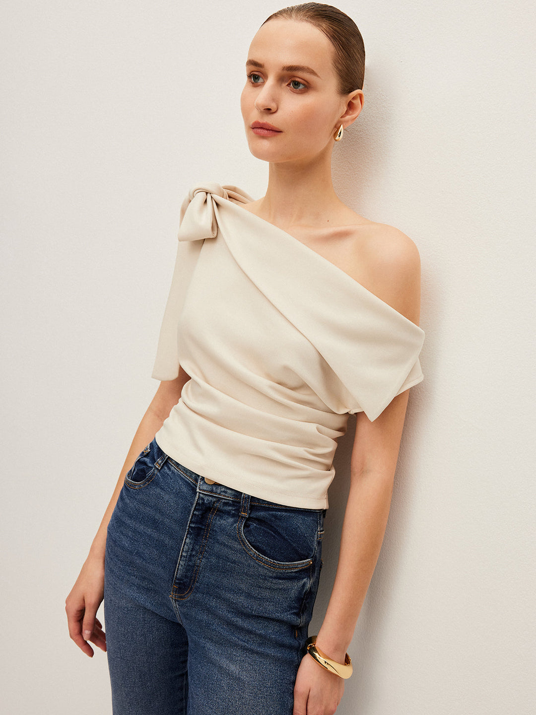 One-Shoulder-Oberteil mit Schleifendetaill