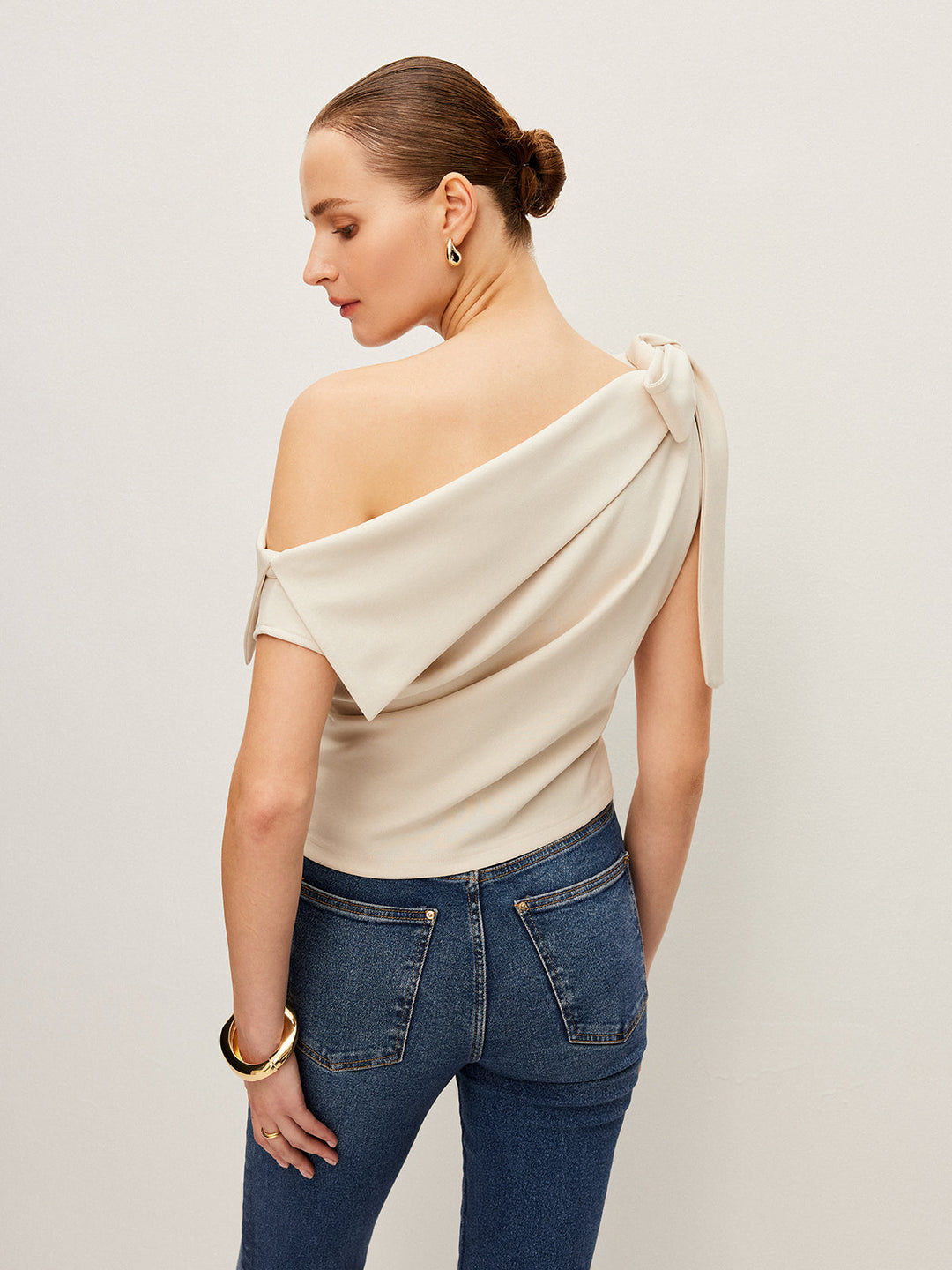One-Shoulder-Oberteil mit Schleifendetaill