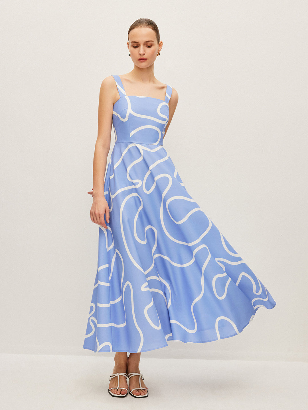 Abstraktes Kleid mit eckigem Trägerausschnitt und Print