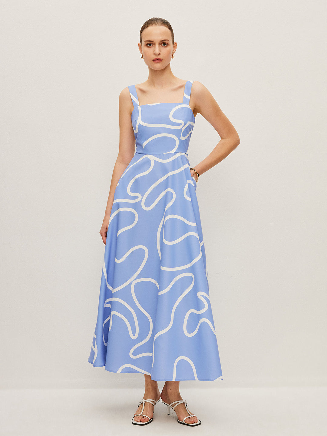 Abstraktes Kleid mit eckigem Trägerausschnitt und Print