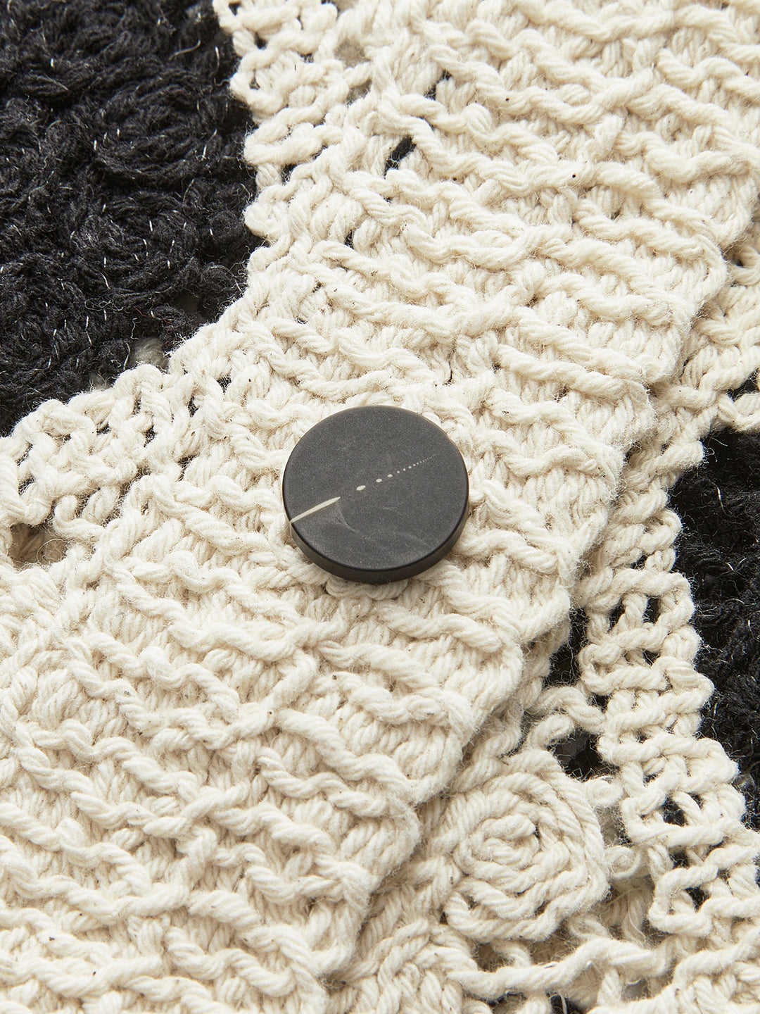 Gestrickte Weste mit eingesticktem Rautenmuster